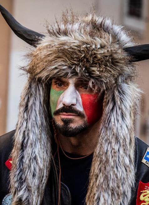 Zero punti sulla patente dello “sciamano” di Montecitorio: «Non ho mai preso quelle multe»