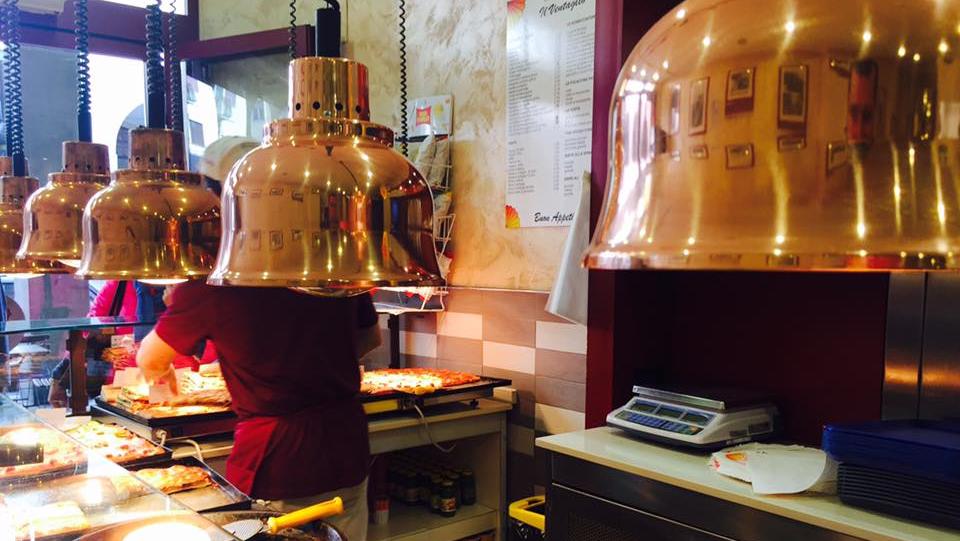 La pizzeria "Il ventaglio" di via Grande (foto d'archivio)