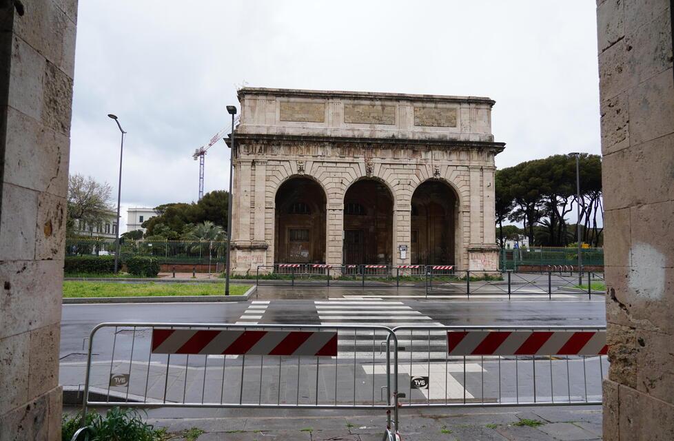 Le transenne ambo i lati (foto Franco Silvi)