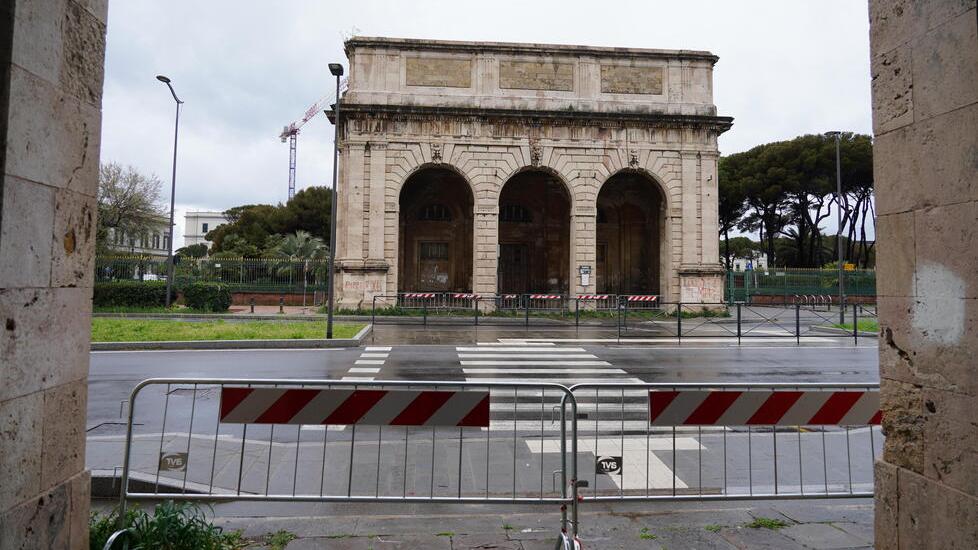 Le transenne ambo i lati (foto Franco Silvi)