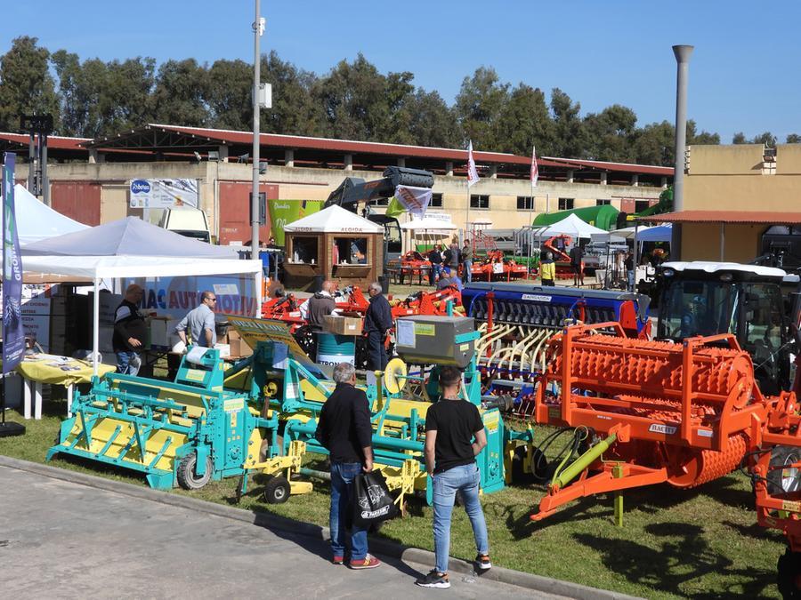 
	L'esposizione dei macchinari per l'agricoltura alla fiera di Arborea

