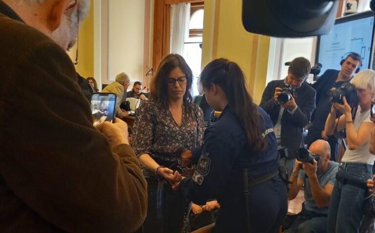 Ilaria Salis nuovamente in catene in tribunale a Budapest