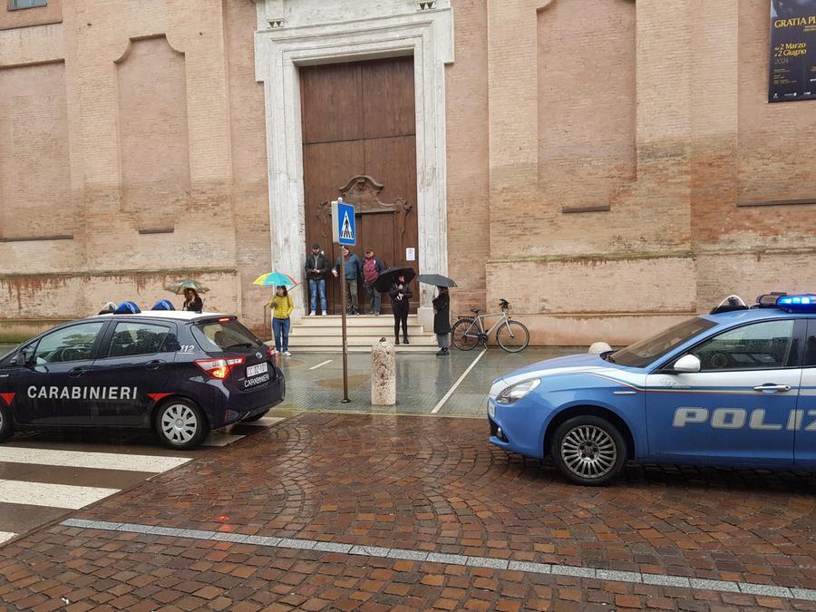 Carpi, l’artista Andrea Saltini aggredito con un coltello nella chiesa della contestata mostra “Gratia plena”