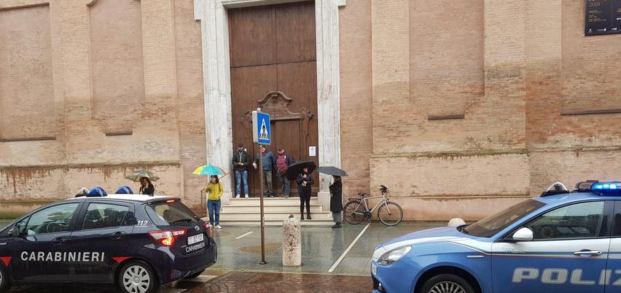 Carpi, l’artista Andrea Saltini aggredito con un coltello nella chiesa della contestata mostra “Gratia plena”