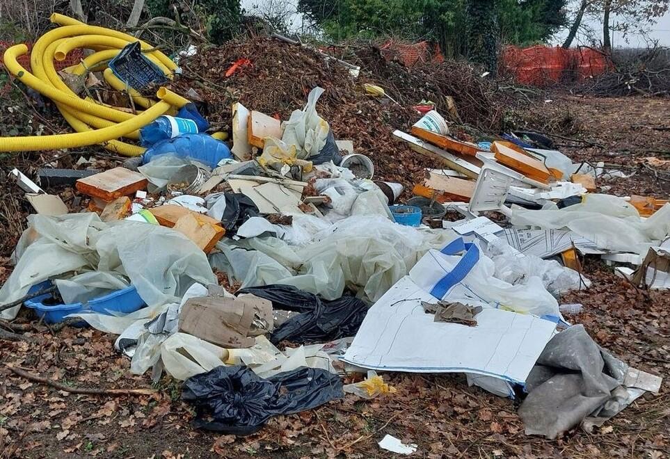 Rifiuti abbandonati: denunciati e costretti a pagare la pulizia