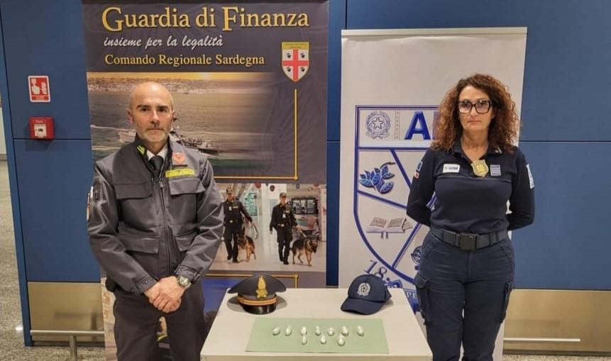 Sbarca all’aeroporto di Cagliari con 10 ovuli di droga: arrestata