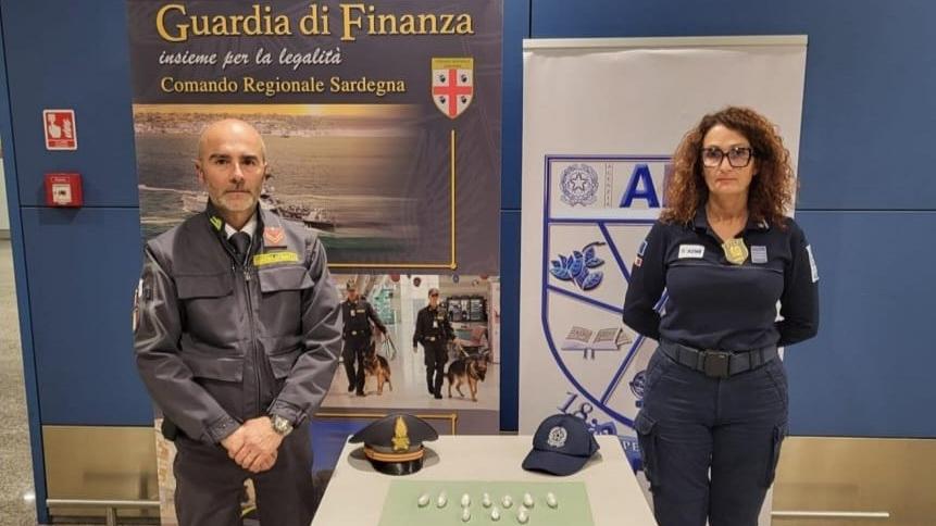 Sbarca all’aeroporto di Cagliari con 10 ovuli di droga: arrestata