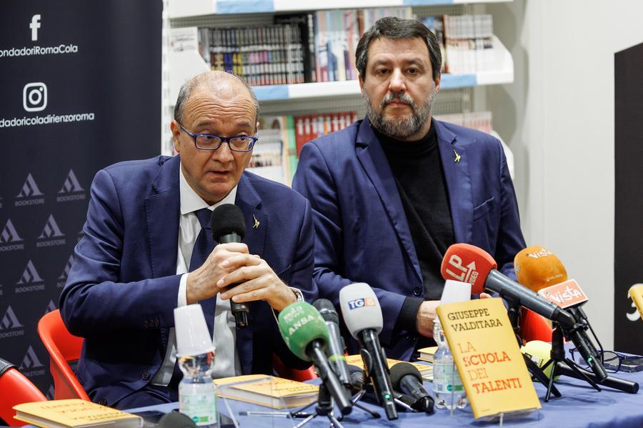 Scuola, il ministro Valditara: «In ogni classe la maggioranza degli alunni deve essere italiana»