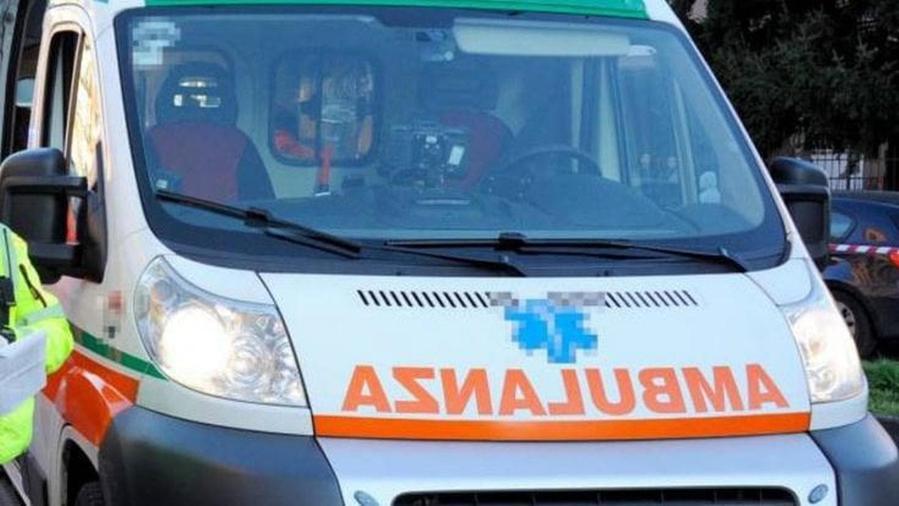 Incidente stradale tra auto e moto: una 18enne di Carrara vola per 10 metri e sbatte la testa
