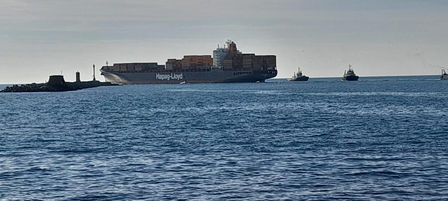 
	Una nave cargo vicino alla diga Vegliaia

