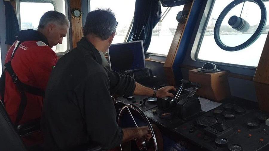 Personale su un'unità dei vigili del fuoco durante l'esercitazione