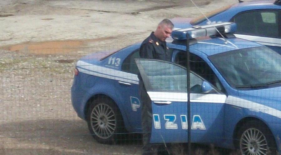 
	Un agente delle volanti alla Scopaia (foto d'archivio)

