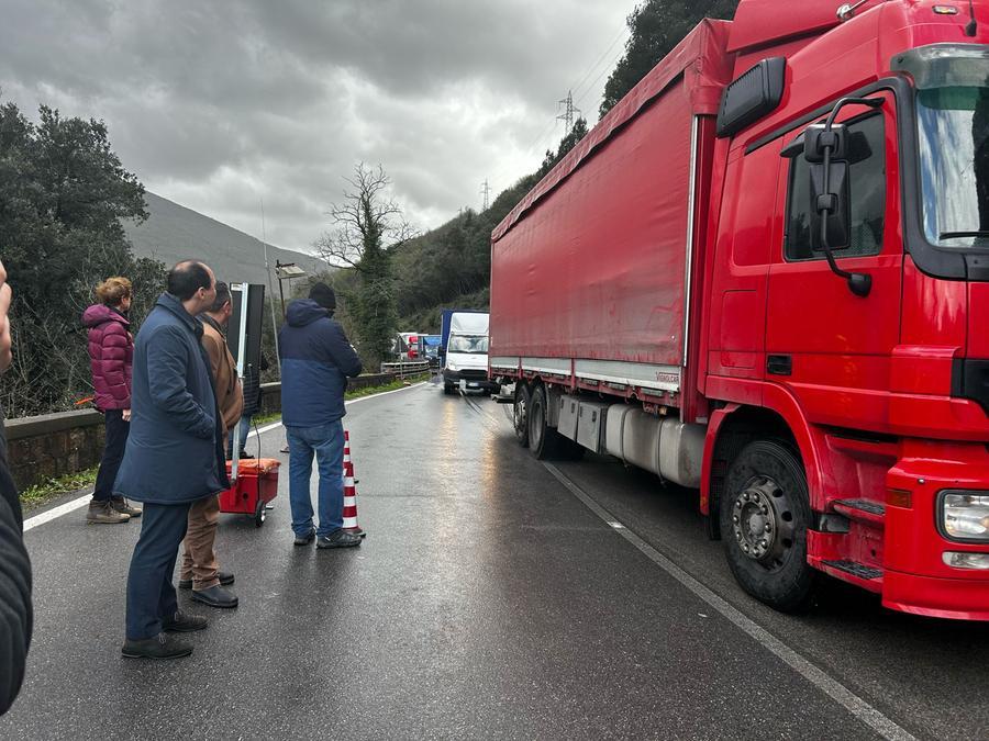 Vaiano, riaperta dopo quattro settimane la regionale 325 chiusa per frana
