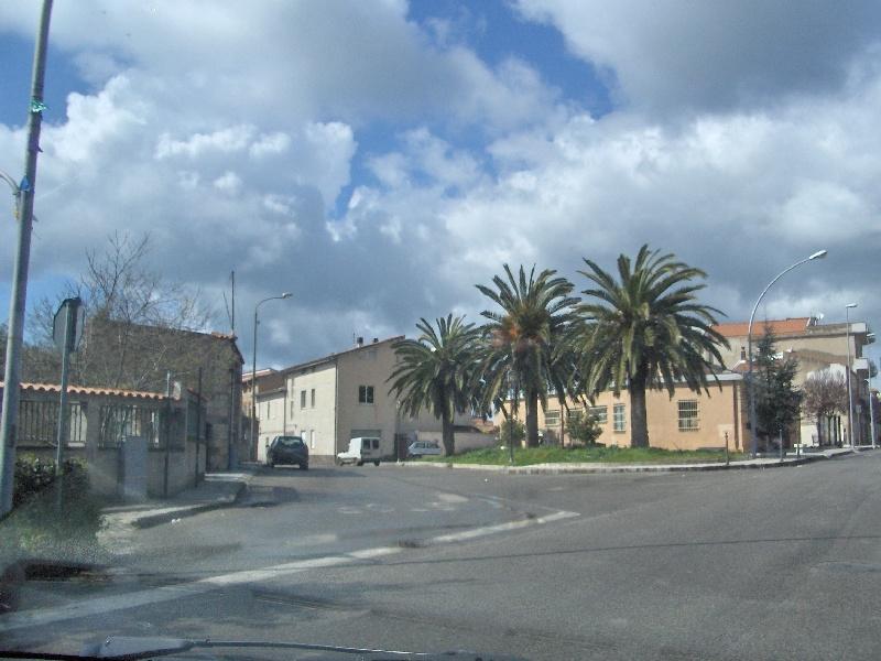 Una veduta della piazza d'ingresso di Suni
