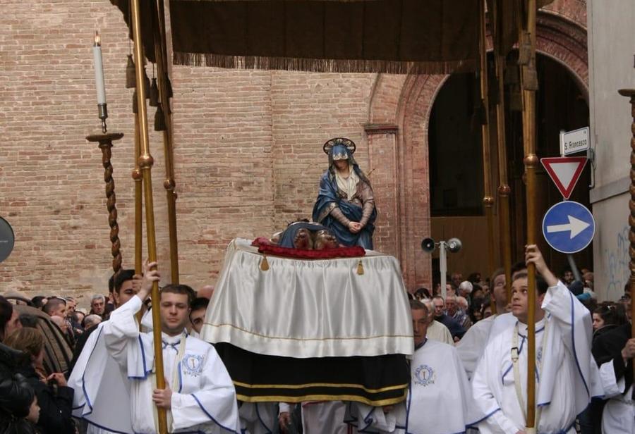 La processione solenne per le vie del centro