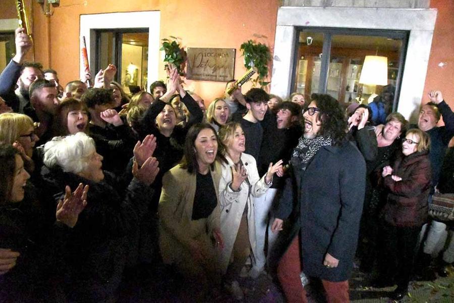 
	Grande festa fuori dalla locanda Patrizia (foto Cuffaro)

