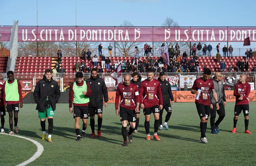
	I giocatori del Livorno a fine partita (foto Franco Silvi)

