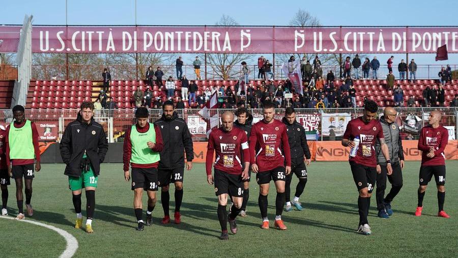 
	I giocatori del Livorno a fine partita (foto Franco Silvi)

