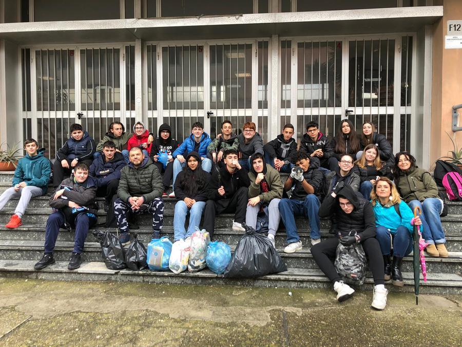 Una classe dell’ Iti "ripulisce Livorno” «A caccia di rifiuti con Mr Green intorno alla nostra scuola»