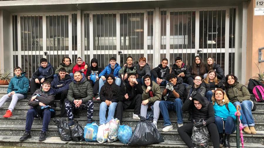 Una classe dell’ Iti "ripulisce Livorno” «A caccia di rifiuti con Mr Green intorno alla nostra scuola»