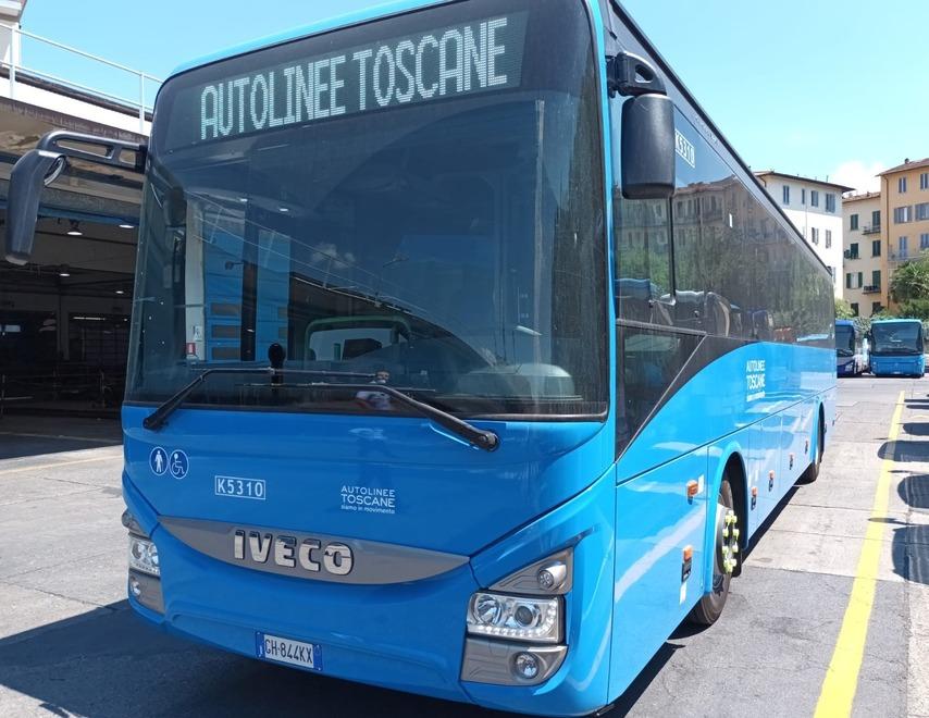 Piombino, spruzzano lo spray urticante sull’autobus carico di studenti