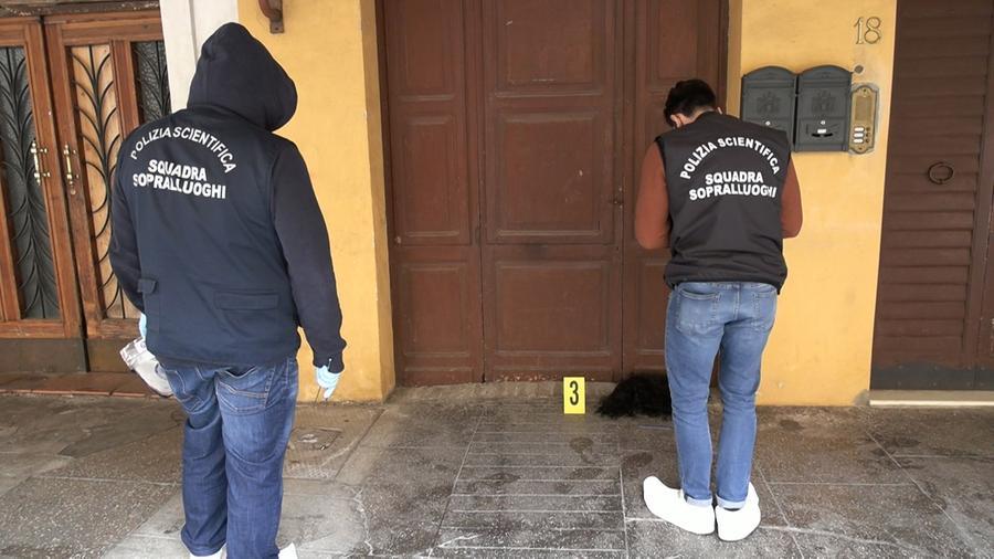 Carpi, entra in chiesa con il coltello: sfregia l’opera e ferisce l’artista