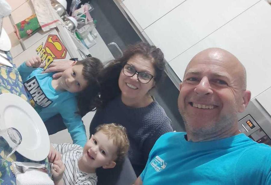 
	Luca Giannecchini con la moglie Lucia e i due figli (i volti scoperti dei bimbi sono stati autorizzati dalla mamma)

