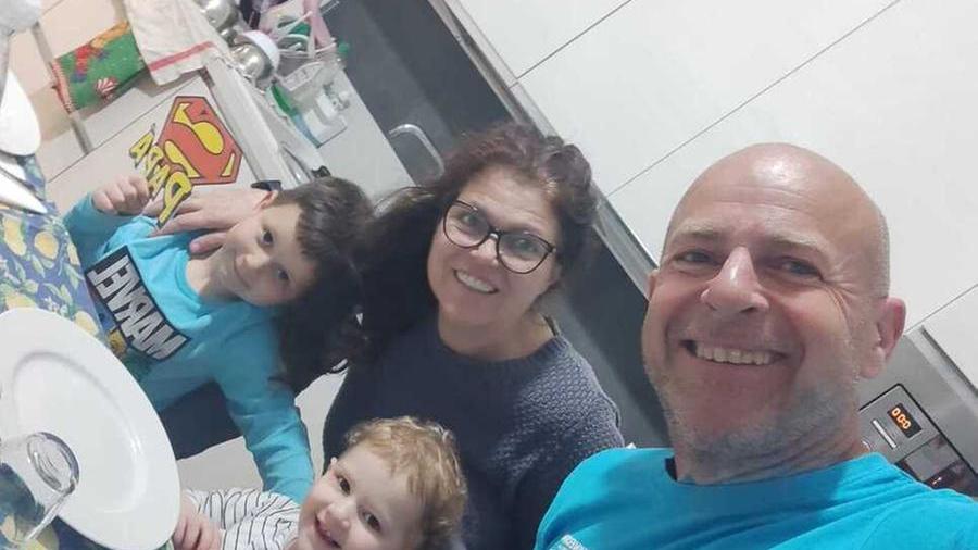 
	Luca Giannecchini con la moglie Lucia e i due figli (i volti scoperti dei bimbi sono stati autorizzati dalla mamma)

