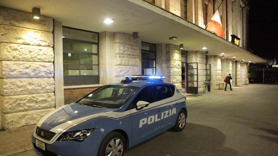 Reggio Emilia, aggrediscono guardia giurata in stazione e poi i poliziotti: tre denunce