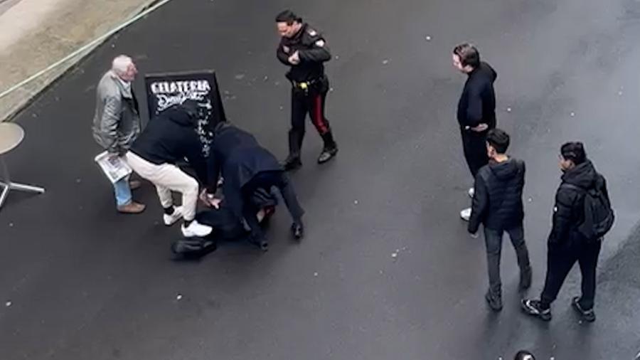 Modena, prima le urla «Togliete il soffione» poi arrivano i colpi con il martello