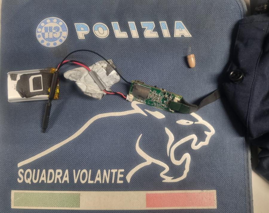 Lucca, esame della patente con microcamera: denunciato