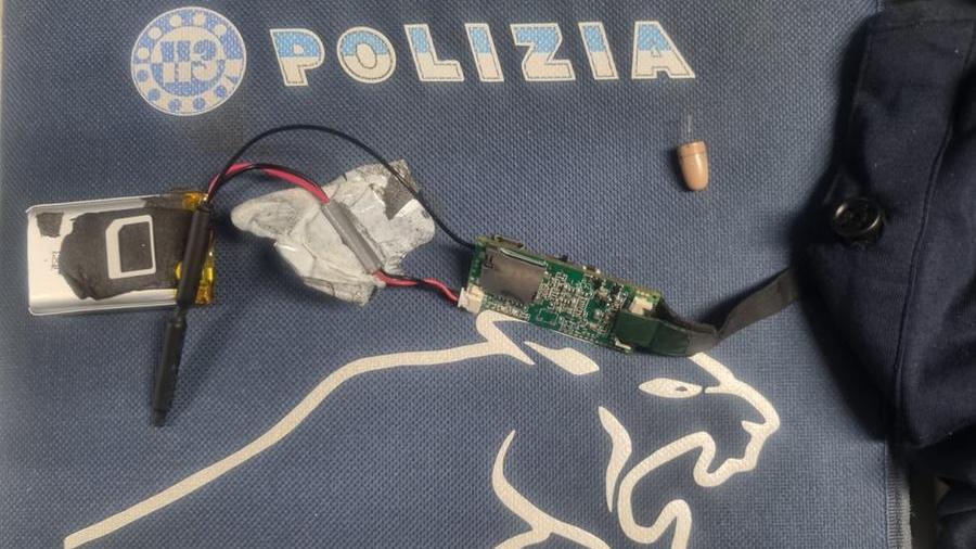 Lucca, esame della patente con microcamera: denunciato