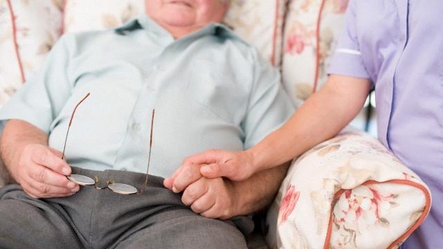 <usng-titolo-spec>Caregiver, una categoria non riconosciuta che garantisce la dignità dei più deboli</usng-titolo-spec>