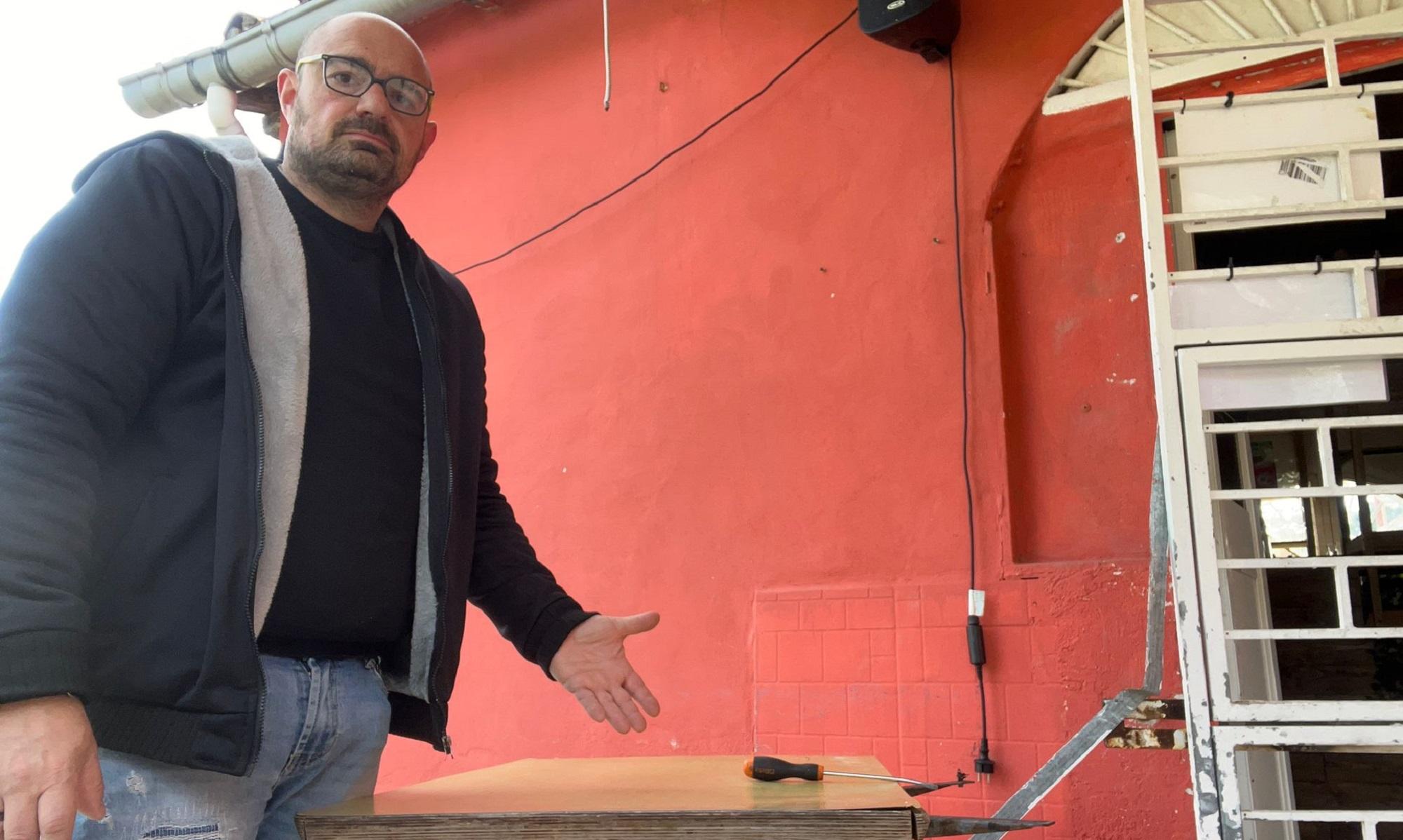 Il presidente dell'associazione sportiva, Carlo Ghiozzi, mostra i danni