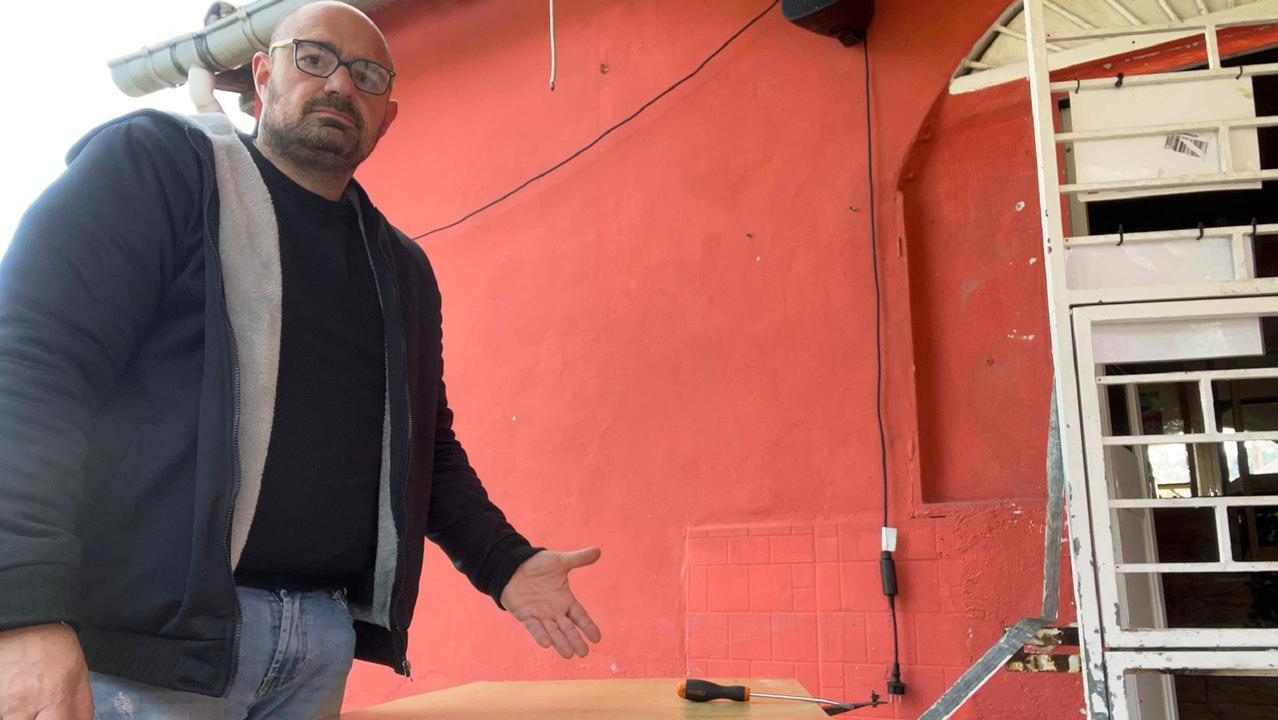 Il presidente dell'associazione sportiva, Carlo Ghiozzi, mostra i danni