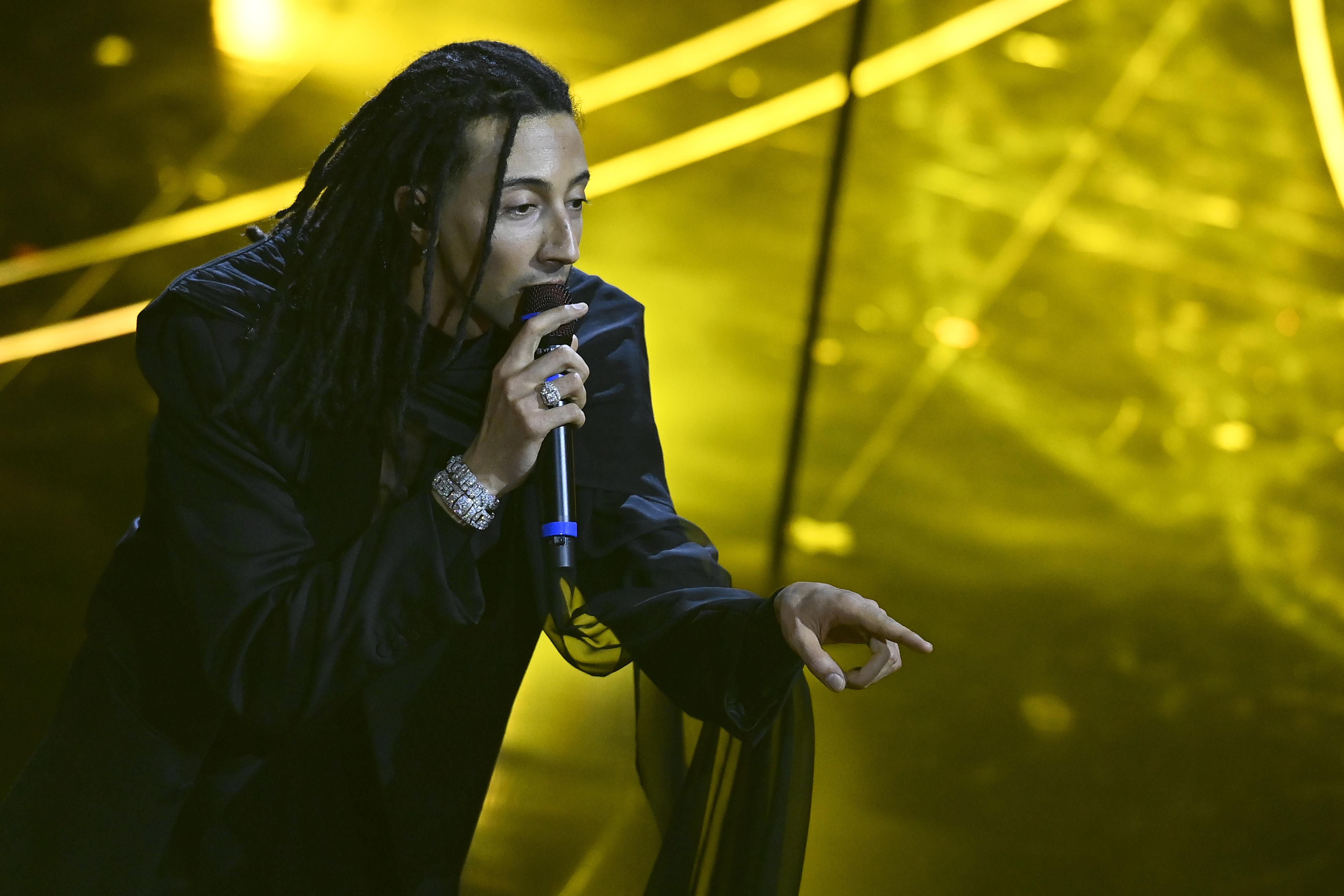 Stop al genocidio: lo dice Ghali, lo gridiamo tutti. Dalla polemica post Sanremo all’uso dei manganelli 