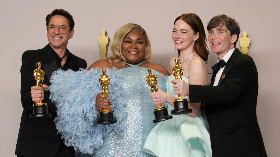 La consegna degli Oscar tra battute e pubblico che canta