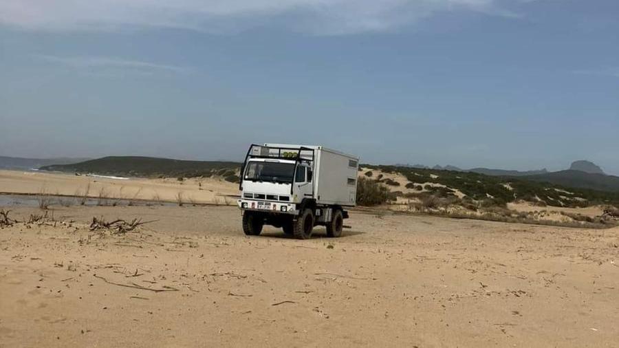 Col camper sulle dune di Piscinas: ricomincia il turismo cafone