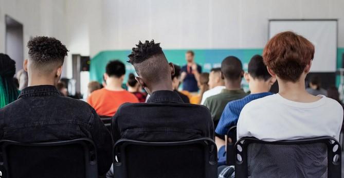 Prato, l’assessora al ministro Valditara: «Tetto agli alunni stranieri? Si faccia un giro qua per capire»