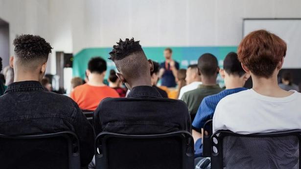 Prato, l’assessora al ministro Valditara: «Tetto agli alunni stranieri? Si faccia un giro qua per capire»