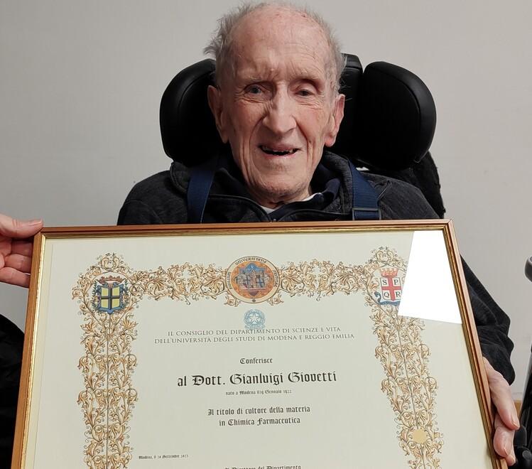 Modena, dottore a 102 anni in Farmaceutica: «Coronato il lavoro fatto qui»<br>
