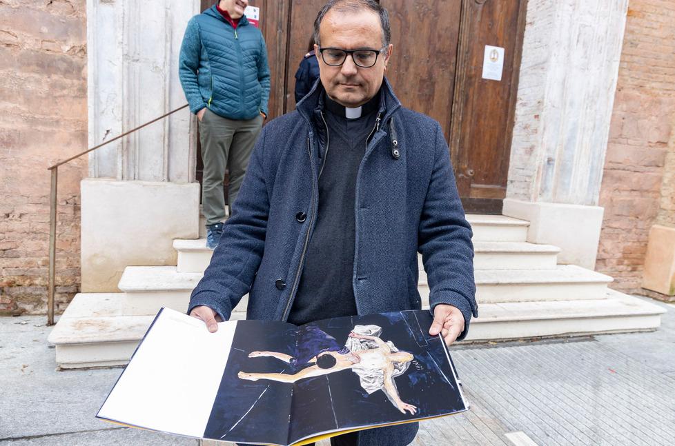 Carpi, sfregio al quadro e artista ferito: c’è il filmato della follia in chiesa