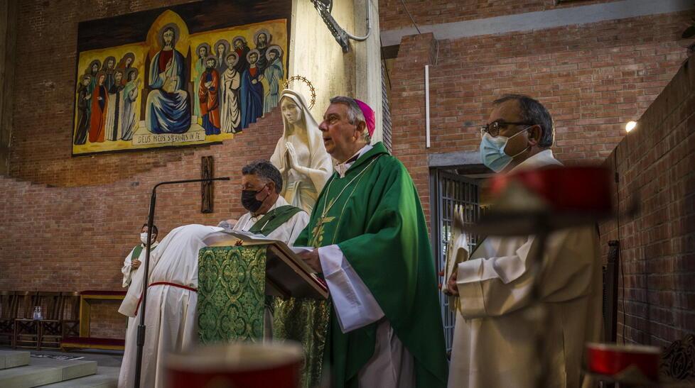 Monsignor Giusti durante una cerimonia (Foto d’archivio)