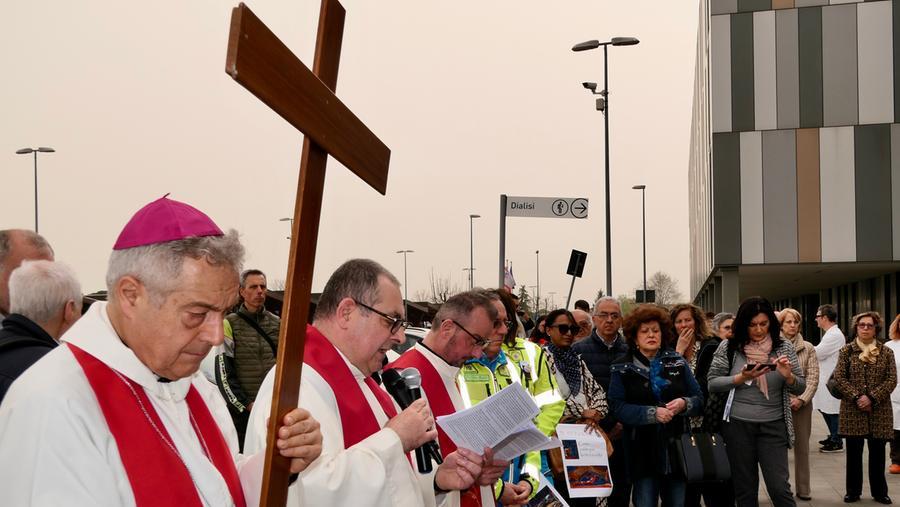Il vescovo Gianni Nerbini con la croce davanti all'ospedale