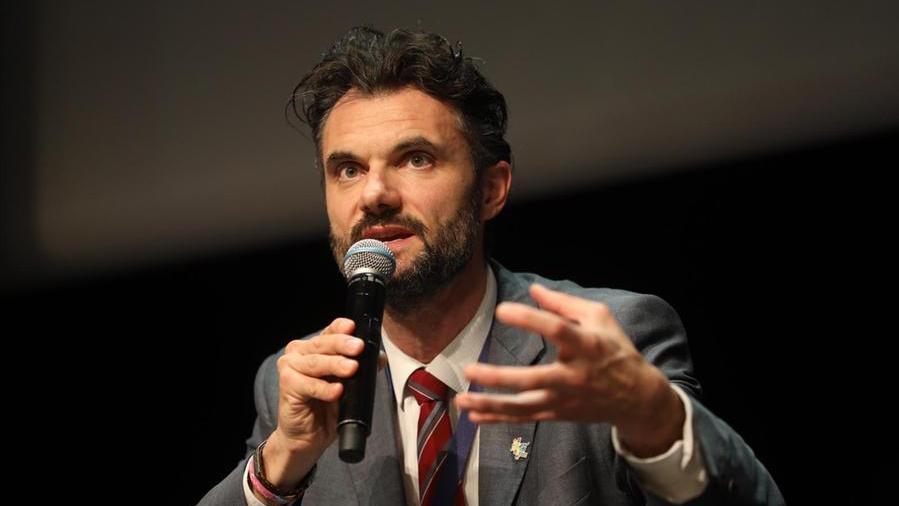 Prato, il sindaco saluta la città al Metastasio e distribuisce il bilancio in edicola