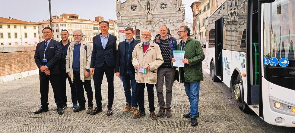 Esponenti del Comune e di Autolinee alla fermata della Chiesa della Spina