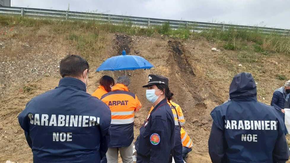 Un prelievo di campioni sotto il tracciato della 429 che ha rilevato la presenza di keu