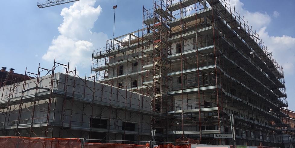 Un cantiere edile nella fase dello scheletro in cemento armato (foto d’archivio)