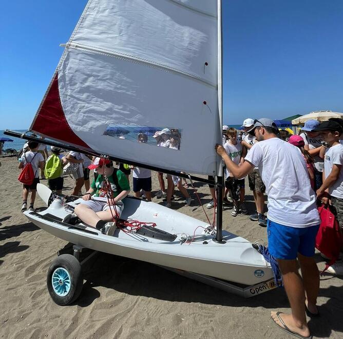 Un momento dell’attività svolta dal circolo nautico Foce Cecina con gli studenti delle scuole cecinesi