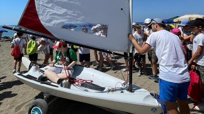 Un momento dell’attività svolta dal circolo nautico Foce Cecina con gli studenti delle scuole cecinesi